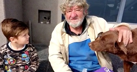 Junge bittet Mutter, obdachlosen Opa zu adoptieren, der sagte, seine Tochter habe ihn auf der Straße ausgesetzt